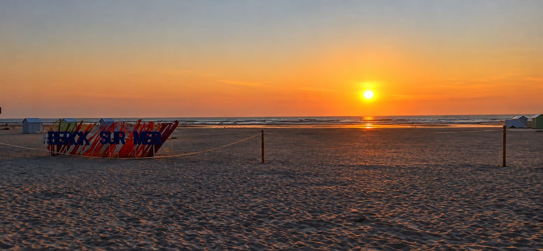 Soleil couchant sur la plage de Berck-sur-Mer, mer et sable à l’horizon