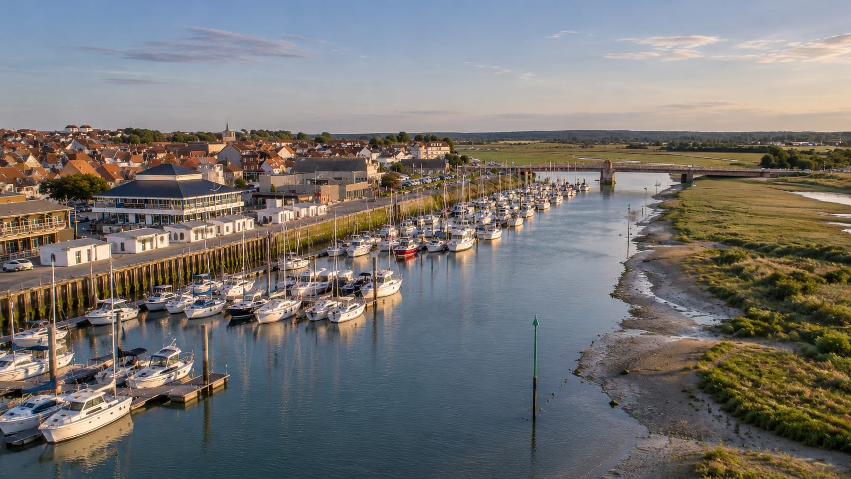 Port d’Étaples-sur-Mer et estuaire de la Canche vus du ciel