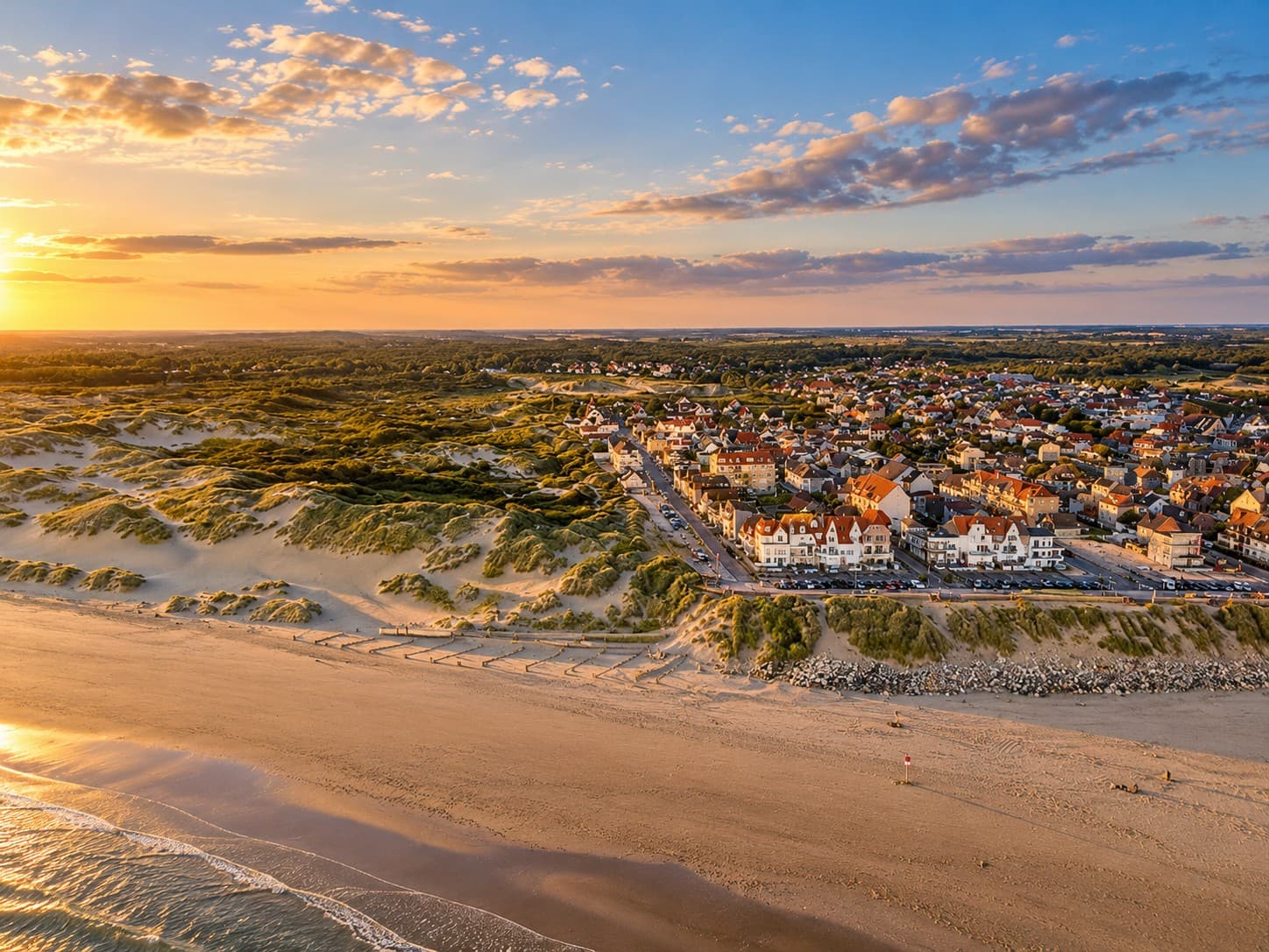 Merlimont-Plage vue du ciel au soleil couchant, entre station, dunes et littoral