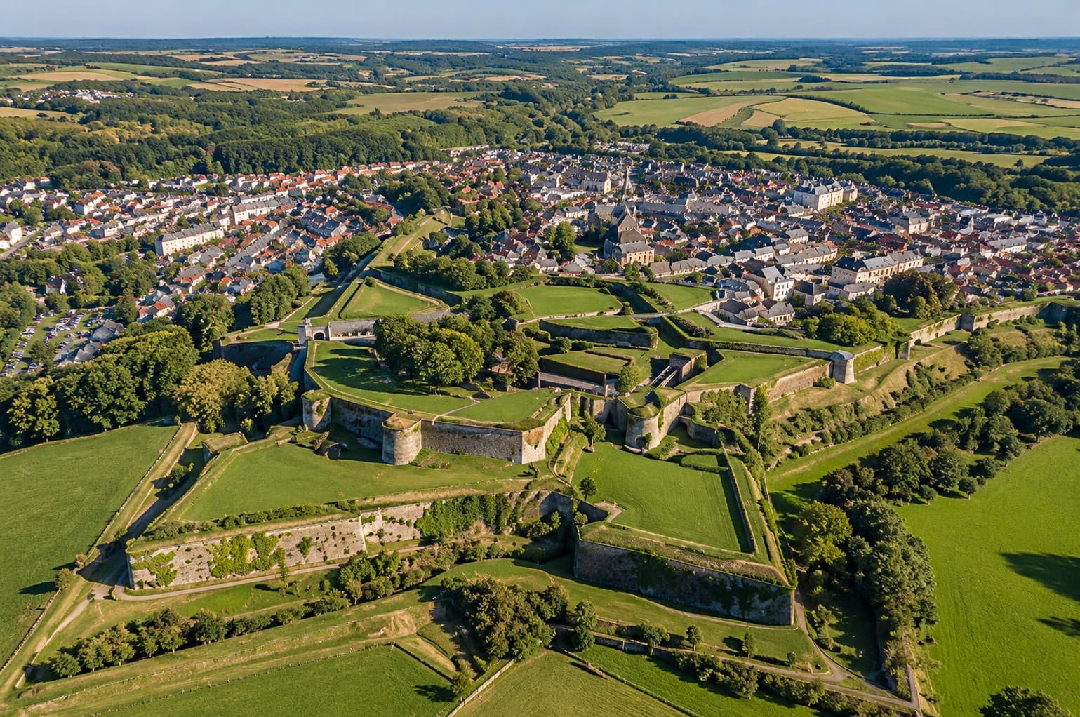 Citadelle, remparts et ville de Montreuil-sur-Mer au milieu de la campagne