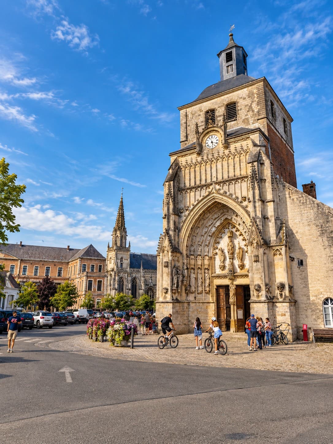 Façade et tour de l’abbatiale Saint-Saulve sur une place de Montreuil-sur-Mer