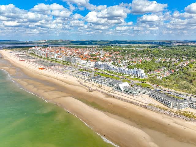 Vue aérienne du front de mer du Touquet et de sa plage