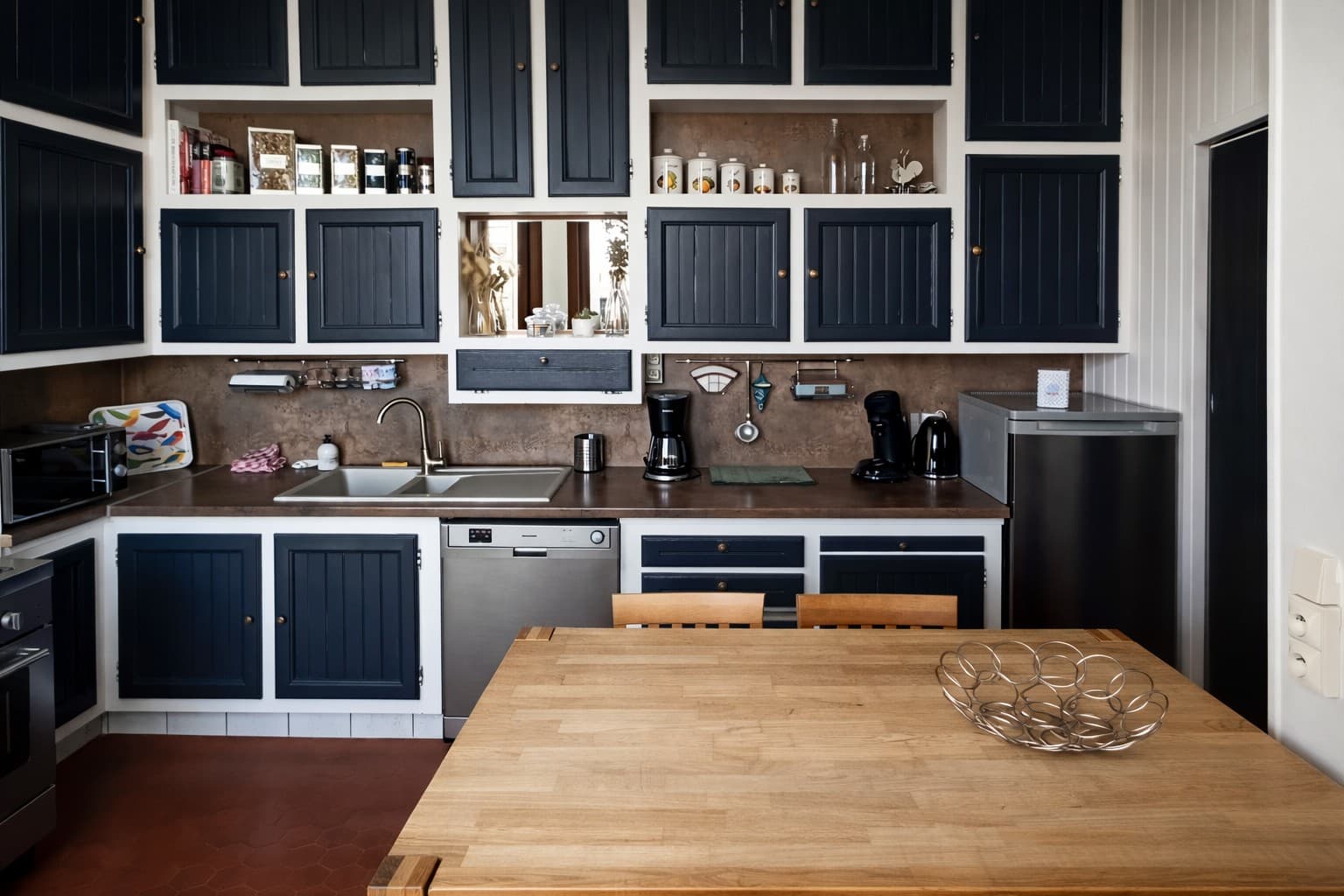 Cuisine contemporaine et grande table en bois